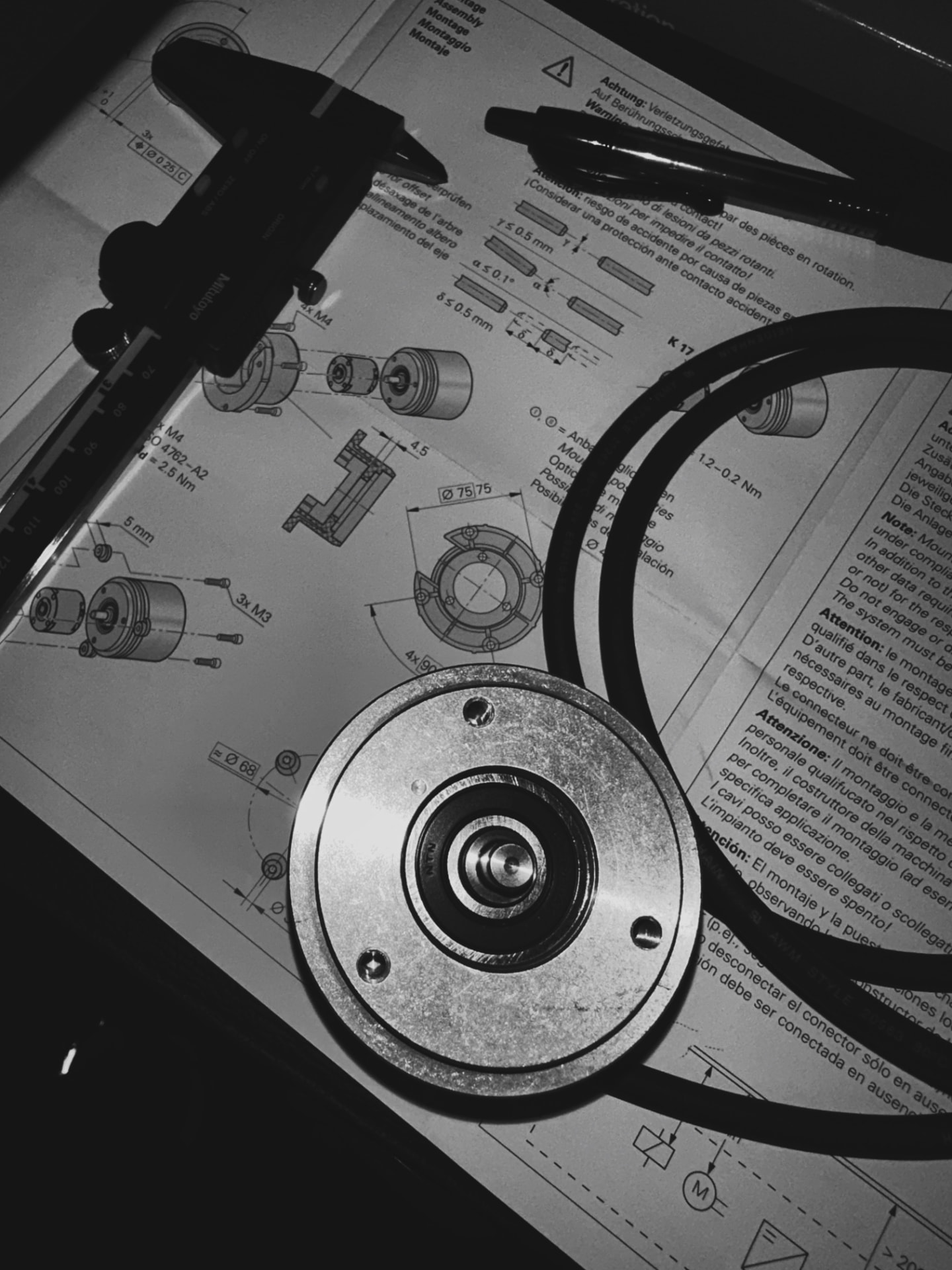 Engineering drawing with calipers and mechanical component